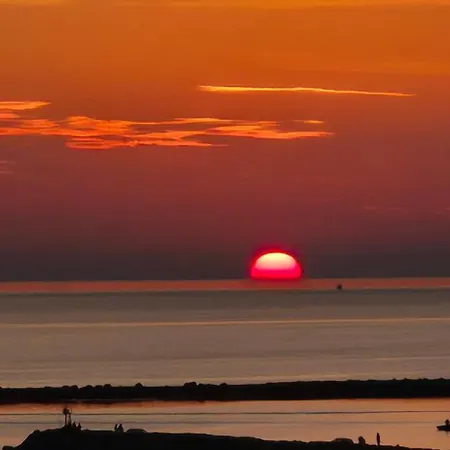 Sunset Apartment *